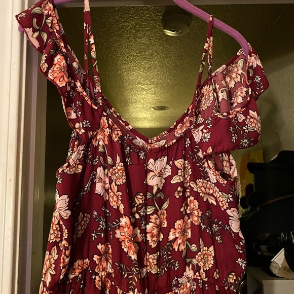 Burgundy floral jumpsuit with key hole cutout - Picture 4 of 4